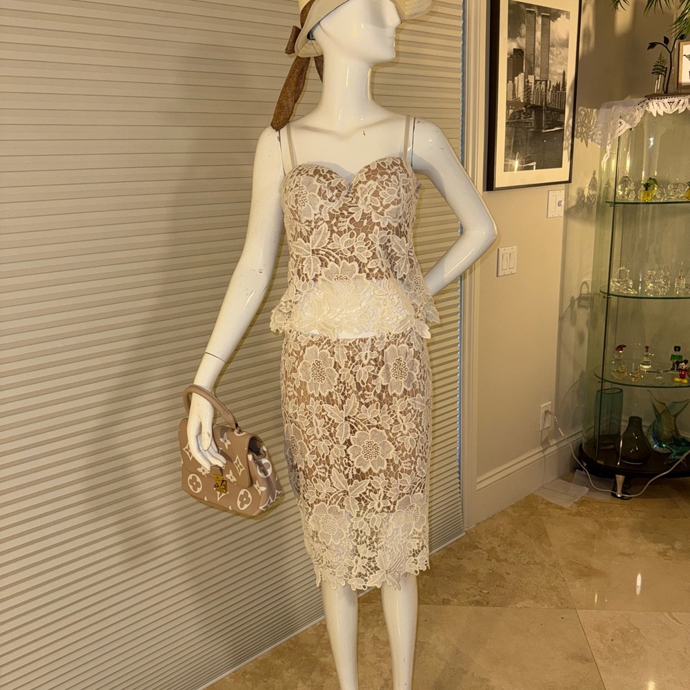 Elegant Lace Dress with Floral Pattern